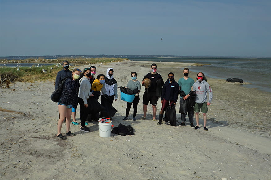 Semester by the Sea Students Clean Up Warner Island Beach